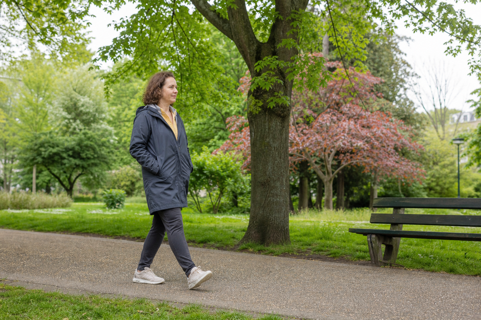 Volwassene wandelt in rustig tempo over een groen parkpad
